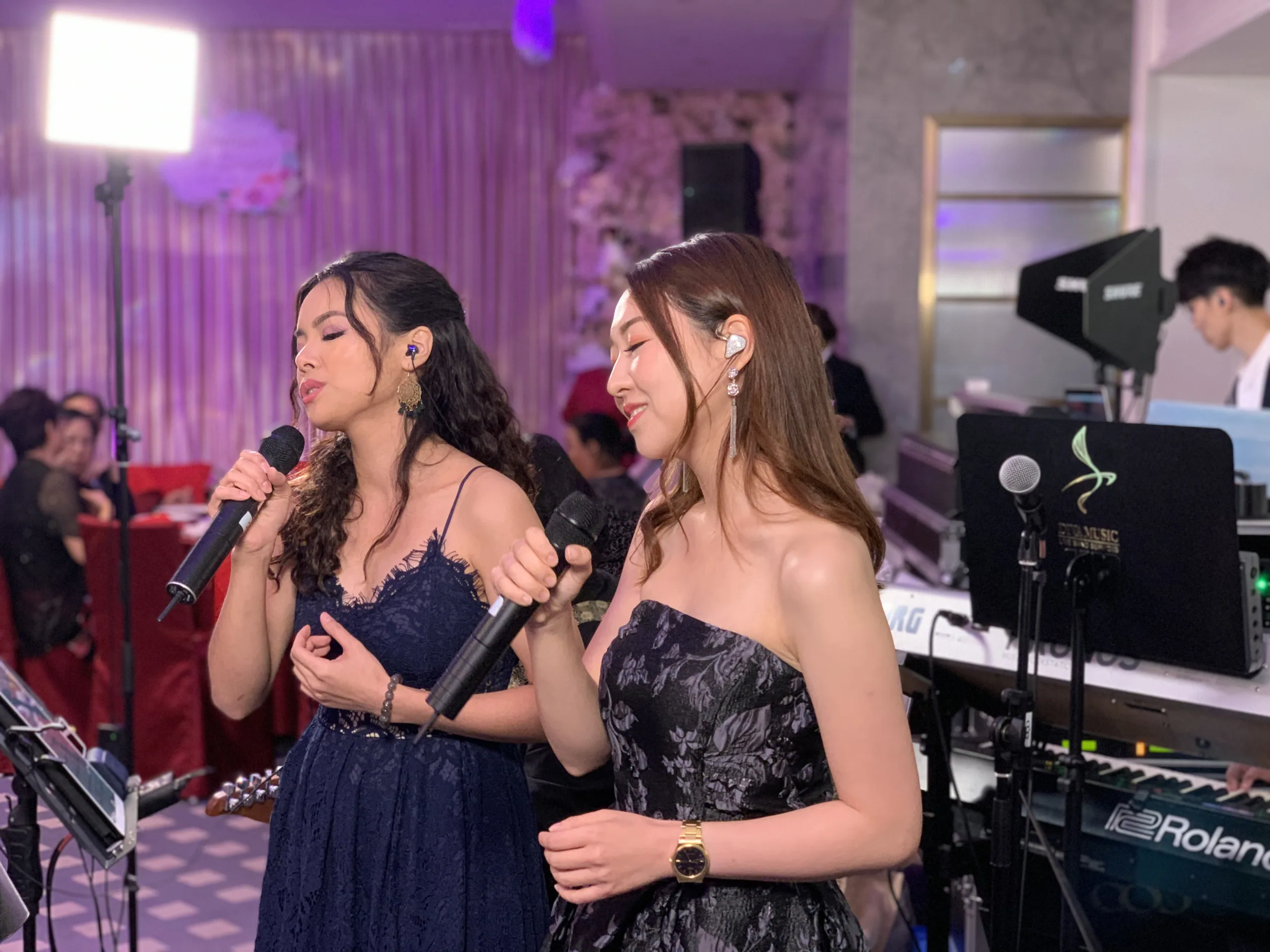 
白婚紗真胸的女神 拋花拋俾姓鄧！